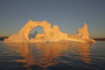 Icebergs de icefjord no por do sol em Ilulissat, Baía de Disko, Groenlândia . — Fotografia de Stock