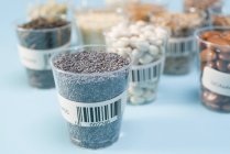 Grãos e leguminosas em copos de plástico para pesquisa agrícola, imagem conceitual . — Fotografia de Stock