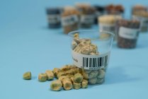 Ervilhas secas em copo de plástico para pesquisa agrícola, imagem conceitual . — Fotografia de Stock