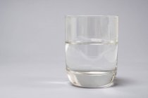 Bicchiere di acqua pulita su sfondo bianco . — Foto stock