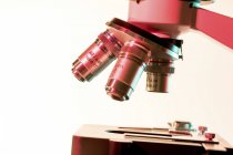 Lentes objetivas del microscopio de luz en laboratorio . - foto de stock