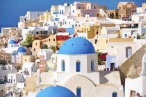 Case colorate e architettura di Oia, Santorini, Grecia . — Foto stock