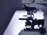 Bodegón del microscopio en el banco de laboratorio . - foto de stock