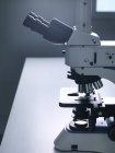 Натюрморт з мікроскопом на лавці лабораторія. — стокове фото