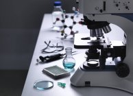 Bodegón del banco de laboratorio con microscopio y diversos equipos científicos
. - foto de stock