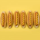 Hotdogs vor schlichtem Hintergrund. — Stockfoto