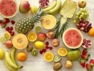 Varietà di frutta fresca su sfondo di legno . — Foto stock