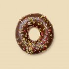 Donut de chocolate con hebras de azúcar, toma de estudio
. - foto de stock