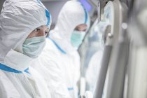 Techniker arbeiten in versiegelten und sterilen biomedizinischen Labors. — Stockfoto