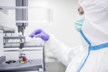 Techniker überprüft Stammzellkulturen im Labor für Biotechnologie. — Stockfoto