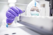 Técnico verificando cultivos de células madre en laboratorio de bioingeniería . - foto de stock