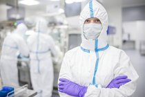 Технік лабораторії в захисний одяг в стерильних лабораторному середовищі. — стокове фото