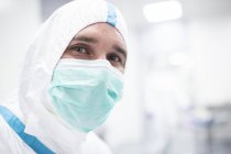 Закри чоловічого лабораторії техніком захисні масті та лицьову маску в стерильних лабораторії. — стокове фото