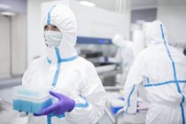 Techniker hält Zellproben im Labor für Biotechnologie. — Stockfoto