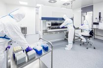 Tecnici che preparano campioni nel laboratorio di bioingegneria di fabbricazione . — Foto stock
