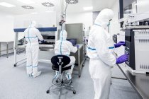 Tecnici che preparano e controllano campioni nel laboratorio di bioingegneria manifatturiera . — Foto stock