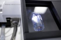 Amostra para análise por cromatografia líquida em máquina de amostragem automática . — Fotografia de Stock