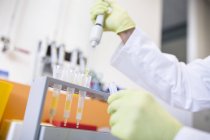 Technician pipetting samples into cartridges for solid phase extraction. — Stock Photo