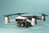 Drone quadrocopter su sfondo chiaro, ripresa in studio
. — Foto stock