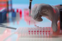 Scientist hand pipetting samples into microcentrifuge tubes. — Stock Photo