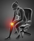 Sentado en silla silueta femenina con dolor de rodilla, ilustración digital . - foto de stock