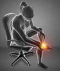 Seduto in sedia silhouette femminile con dolore ai piedi, illustrazione digitale . — Foto stock