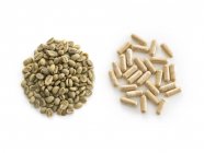Зелені кавові зерна та добавки для схуднення . — стокове фото