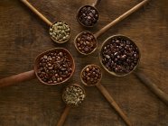 Дерев'яні ложки з кавовими зернами на сільському фоні . — стокове фото