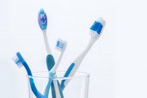 Brosses à dents bleues en verre sur fond uni
. — Photo de stock