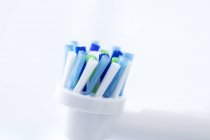 Close-up de escova de dentes elétrica contra fundo branco . — Fotografia de Stock