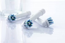 Teste elettriche spazzolino da denti contro sfondo bianco . — Foto stock
