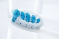Gros plan de la brosse à dents usagée sur fond blanc . — Photo de stock