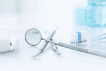 Matériel et outils de la clinique dentaire sur fond blanc . — Photo de stock