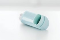 Inhalador de asma contra fondo blanco . - foto de stock