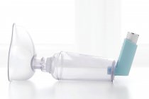 Separador de asma contra fondo blanco
. - foto de stock