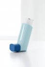 Inalador de asma contra fundo branco . — Fotografia de Stock