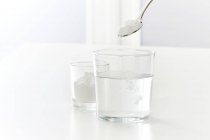 Disolución de bicarbonato de sodio en agua, toma de estudio . - foto de stock