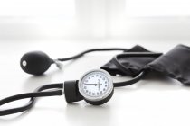 Manómetro de presión arterial sobre fondo blanco, toma de estudio . - foto de stock