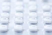 Píldoras anticonceptivas blancas en ampolla, inyección de estudio
. - foto de stock