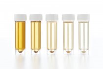 Tubes à essai avec échantillons d'urine pour analyse sur fond blanc, plan studio . — Photo de stock