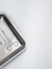 Хірургічні ножиці та інструменти на лотку на сірому фоні . — стокове фото