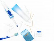 Zahnarztgeräte vor weißem Hintergrund. — Stockfoto