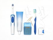 Zahnarztgeräte vor weißem Hintergrund. — Stockfoto