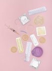 Асортимент методів контрацепції на рожевому тлі . — стокове фото