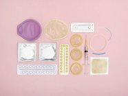 Ассортимент методов контрацепции на розовом фоне . — стоковое фото