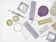 Sortimento de técnicas de contracepção contra fundo branco . — Fotografia de Stock