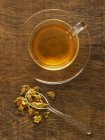 Ervas para chá de ervas medicinais em fundo de madeira . — Fotografia de Stock
