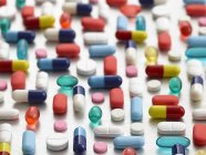 Pilules et capsules colorées arrangement sur fond blanc . — Photo de stock
