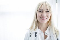 Portrait de femme médecin souriant vers la caméra
. — Photo de stock