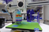 Primer plano de la impresión de fallas de impresora 3D en el taller . - foto de stock